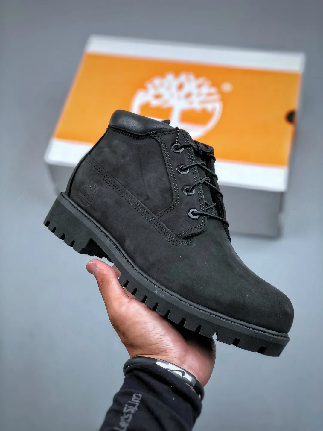 Local pick-up 💰600 available in stores [New product real shots] Dongguan original Y version #Men's and women's shoes true standard half size Dongguan OEM quality #Upgraded original 2025 version packaging box and accessories #Original last paper version data development version #Original Baoyuan injection machine #Three-line computer sewing lines are in line #Using the same source of imported first-layer frosted leather It has the function of resisting water splashing (all interiors are made of real leather materials!!) #Original consistent full nubuck leather collar #Anti-fatigue shock-absorbing honeycomb PU insole #Lightweight anti-slip rubber foam combination bottom ❗ The world's leading outdoor brand·Timberland/Timberland Fatigue Chukka Nubuck Boots classic outdoor short-cut all-match workwear Martin boots "Wheat Yellow Black" Size: Female 35.5 36 37 38 39 Male 39.5 40 41 42 43 44 (Leather shoe size: one size larger than sports shoes!) Original hardware molded shoelace buckle Newly upgraded top-notch craftsmanship Original OEM in Zhongshan Original imported waterproof leather Injection outsole Horizontal folding, dynamic water-repellent, original and consistent full nubuck leather collar, all-cow lining, brand new original packaging shoe box, exclusive supply in the market